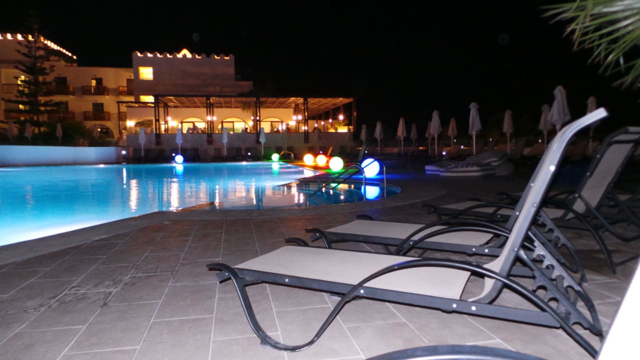 Basen nocą  TUI BLUE Oceanis Beach and Spa Resort