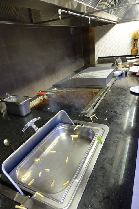 Nach dem Massenansturm leider nur Reste. VONRESORT Golden Coast