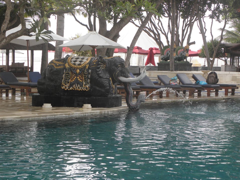 Poolanlage Puri Santrian