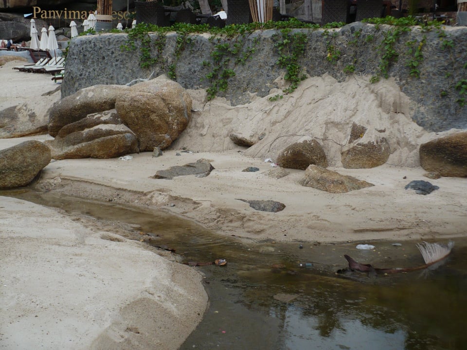 Canale che sgorga davanti alla spiaggia dell'hotel Panviman Resort Koh Phangan