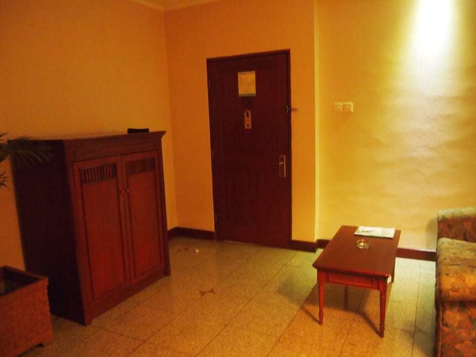 Vorzimmer mit Sitzecke und zweitem Fernseher Hotel Jayakarta Bandung