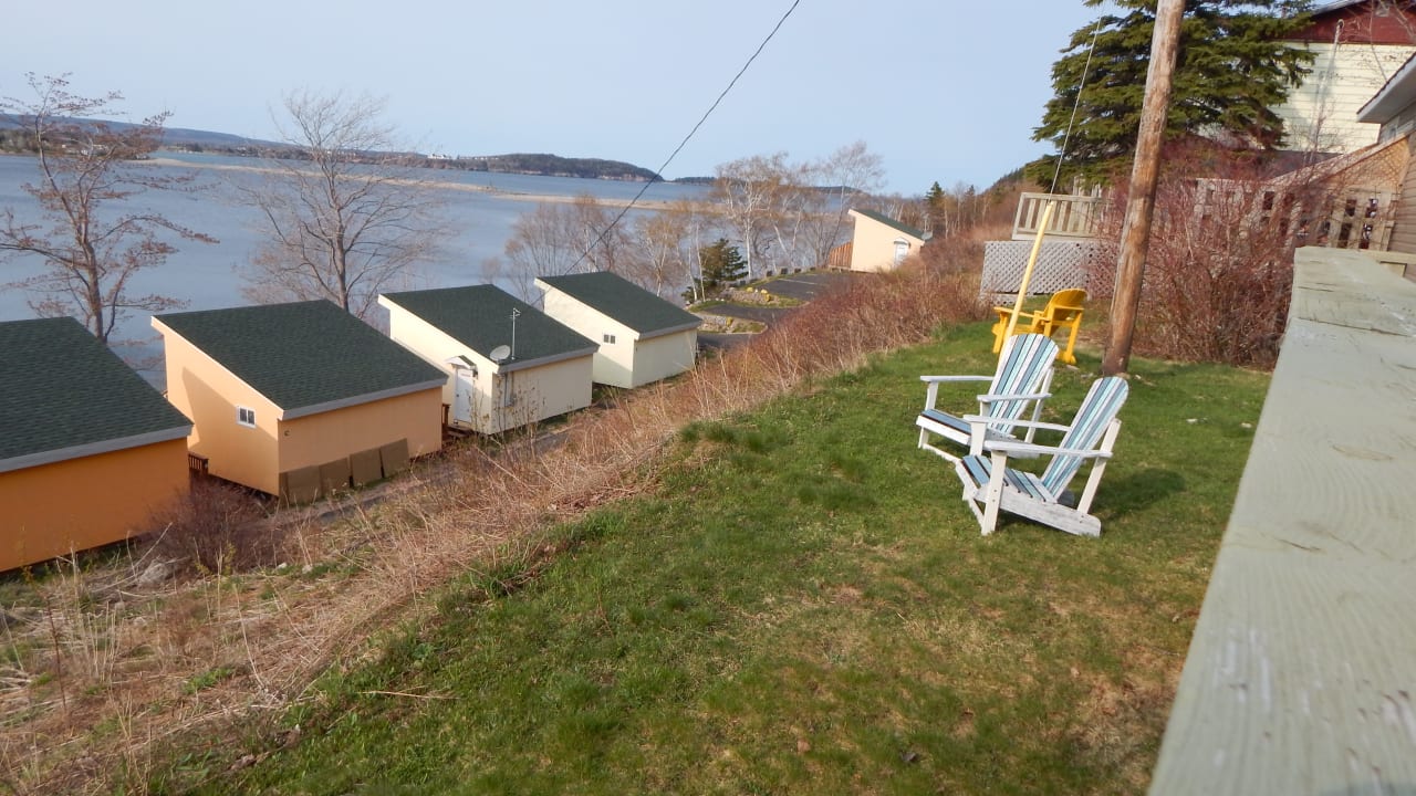 Gartenanlage Knotty Pine Cottages, Suites & Motel Rooms