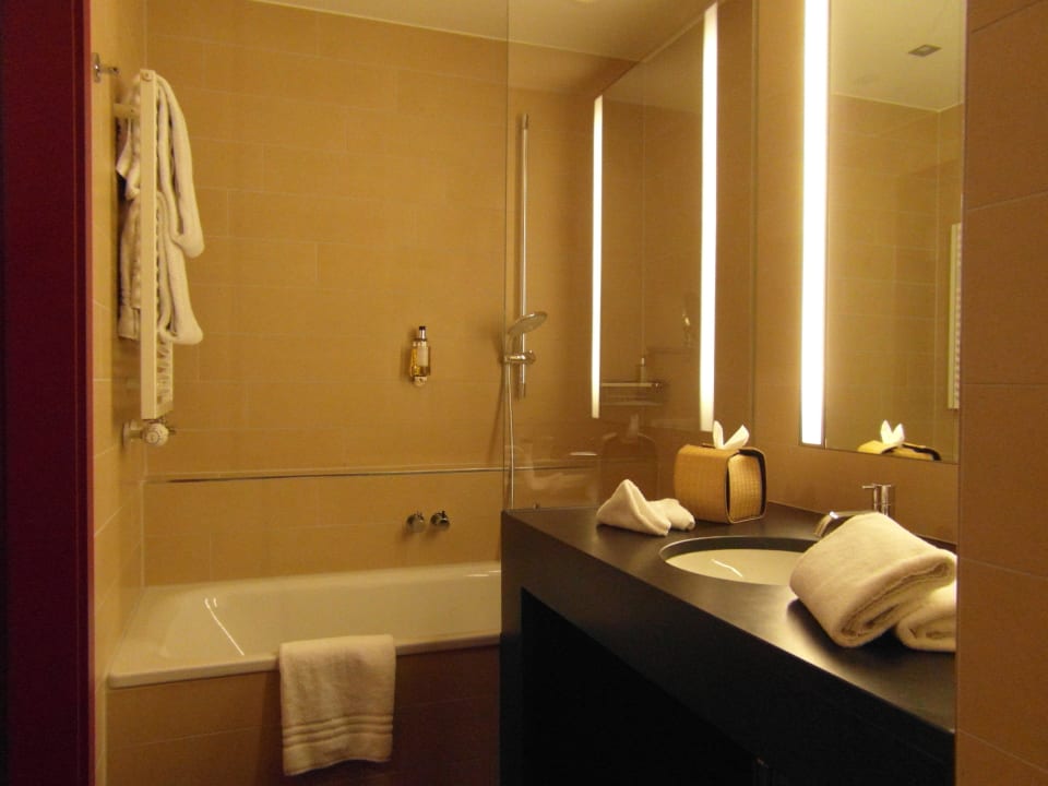Bad mit Badewanne AMERON Köln Hotel Regent