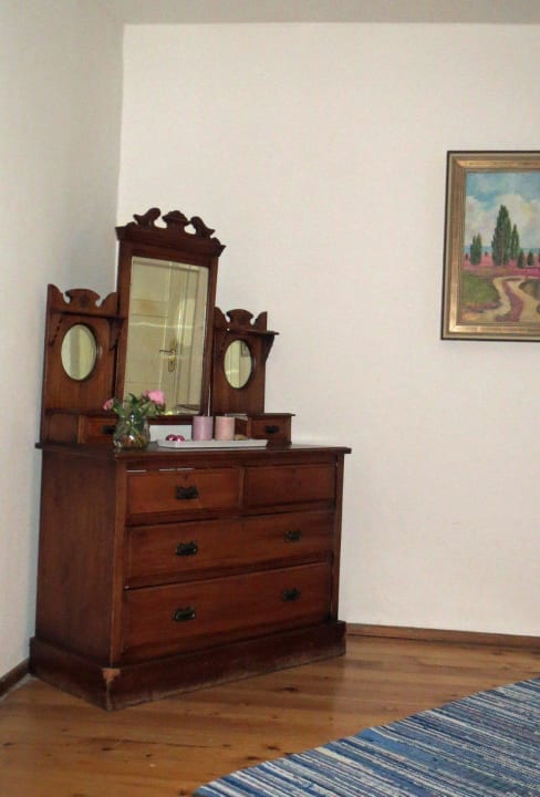 Altes Möbelstück im Flur Pension Lex