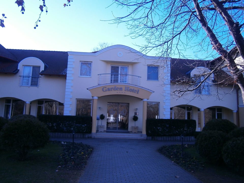 Main entrance to the hotel Garden Hotel Wellness és Konferencia