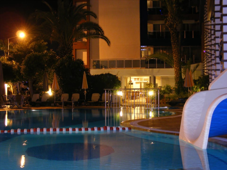 Das Leben tobt jetzt an der Strassenfront Gardenia Hotel