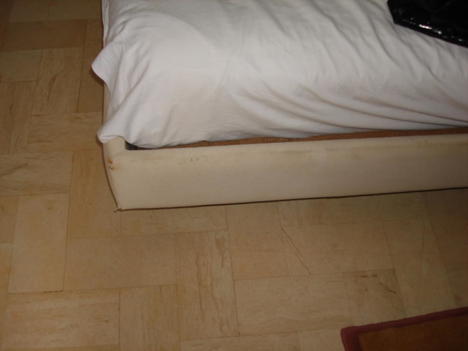 Bettrahmen aus dem 3. Zimmer Hotel Chich Khan