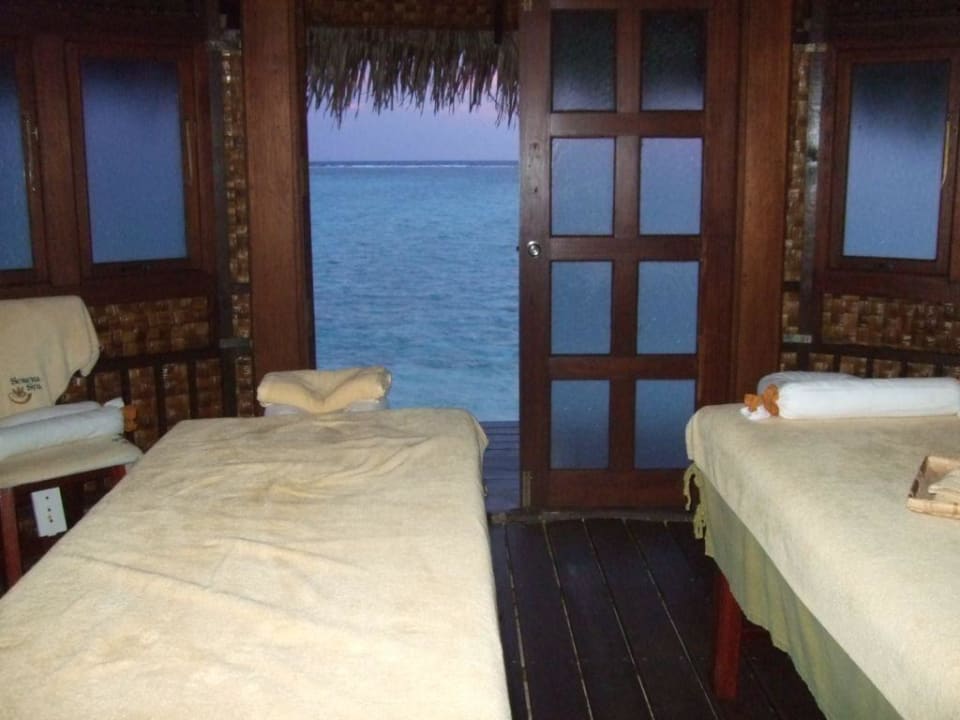 Massage bei Sonnenuntergang Summer Island Maldives
