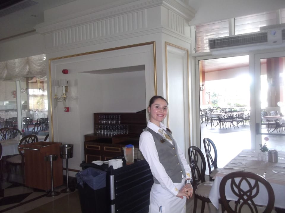 Tugba unsere beste Kellnerin Diamond Excellence Resort & Spa