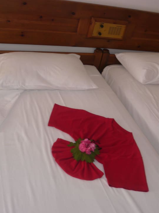 Hübsch gemachtes Bett Aphrodite Hotel