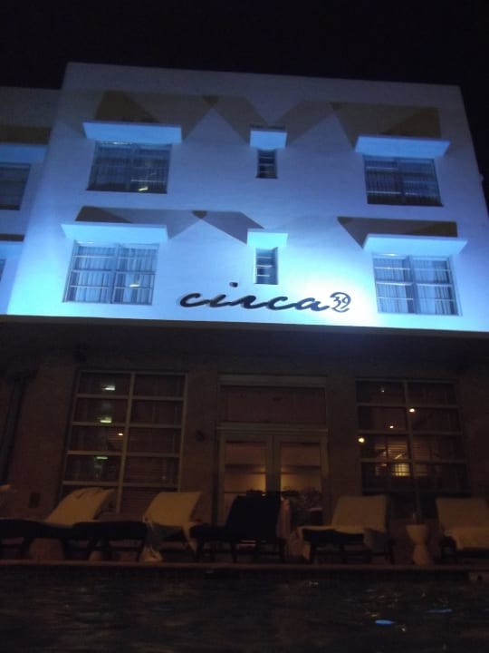 Pool & Hotel bei Nacht Circa 39 Hotel Miami