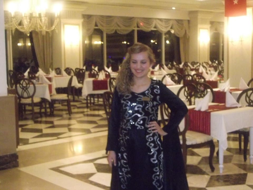 Nette Empfangsdame im Hauptrestaurant Diamond Excellence Resort & Spa