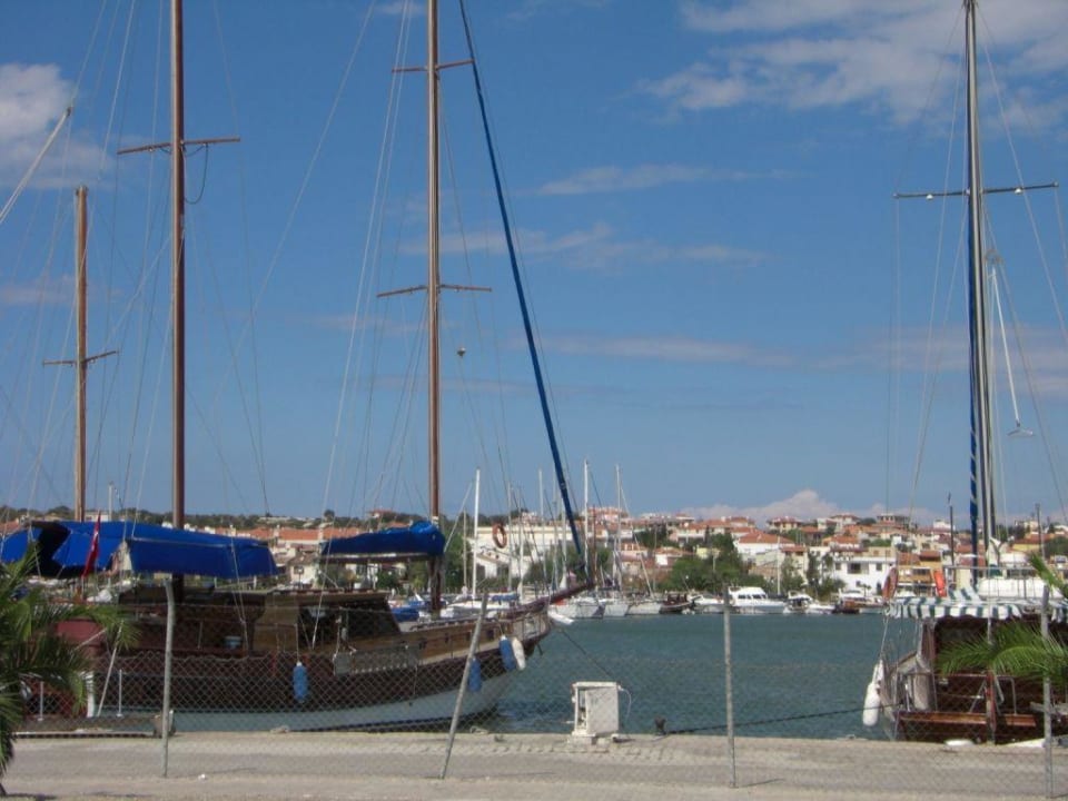 Hafen vor dem Hotel Sisus Marina Hotel