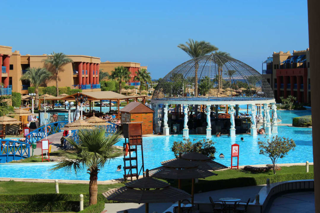 Bar przy basenie w Titanic Palace Titanic Beach Spa & Aqua Park