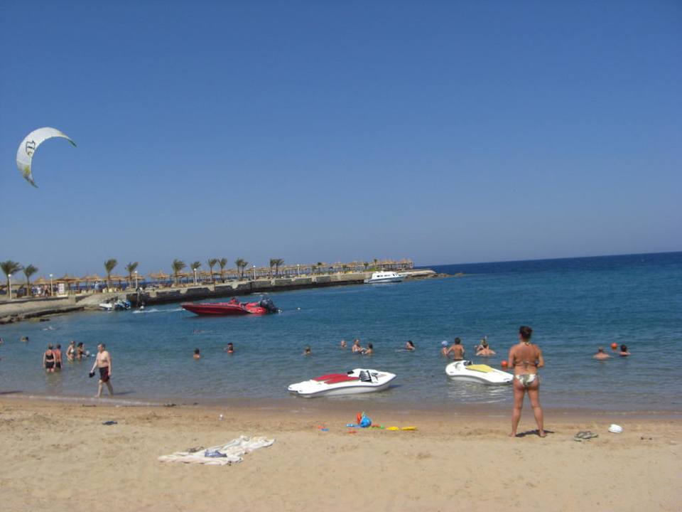 Unser Strand! Links der Steg! Beach Albatros Resort