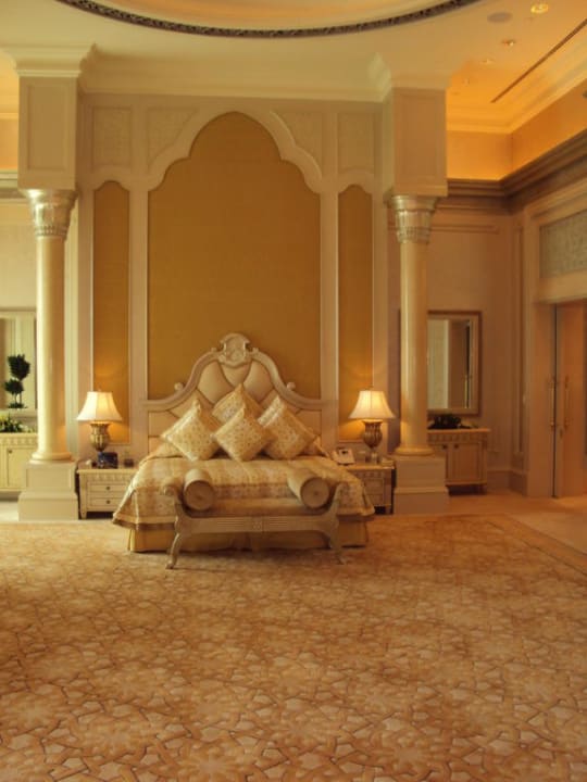 Masterbed Palace Suite während Rundgang Emirates Palace Mandarin Oriental