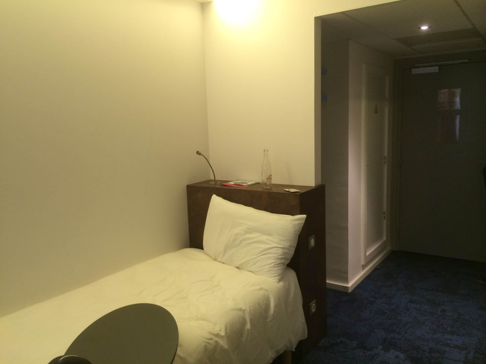 Bedroom and corridor (Family room) ibis Styles Strasbourg Avenue du Rhin