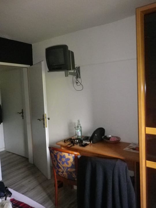 Winziges Zimmer mit uraltem TV. Nirgendwo Platz. 7 Zimmer am See