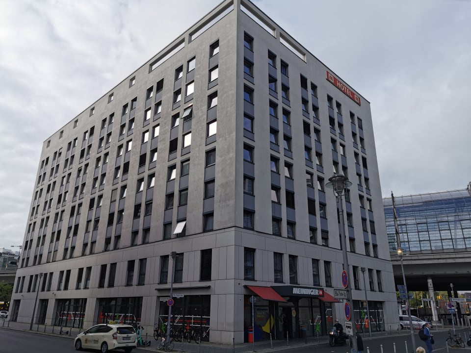 Außenansicht MEININGER Hotel Berlin Hauptbahnhof