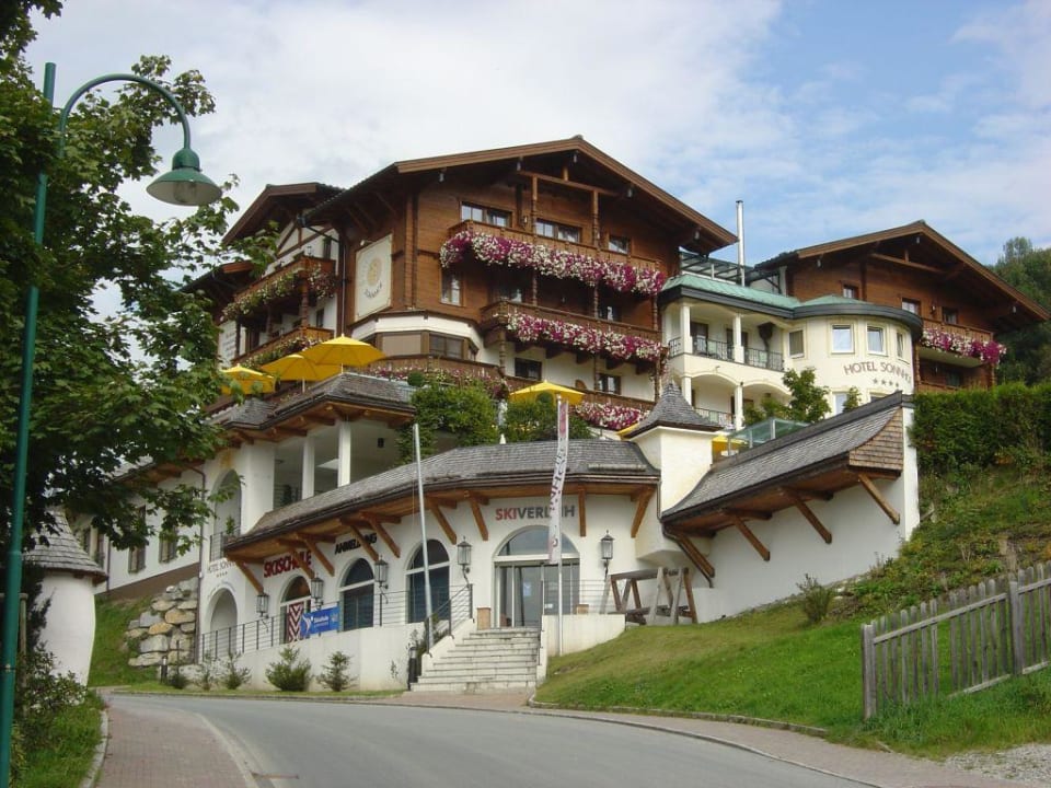 Hotelansicht von der Südseite aus Sonnhof Alpendorf - Adults only