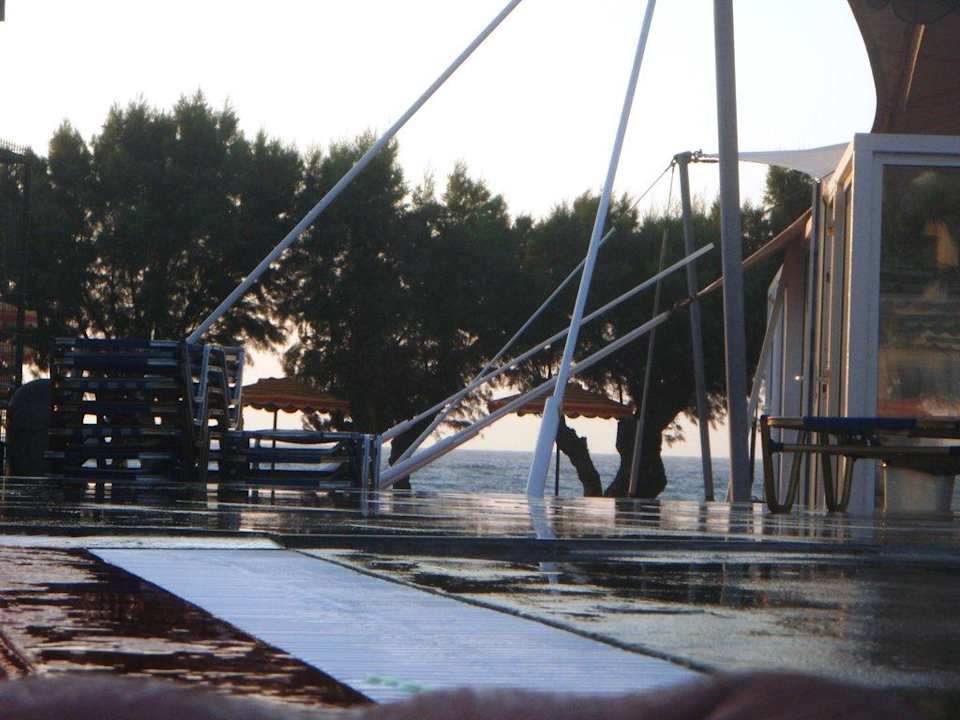 Widok z basenu na plażę Doreta Beach Resort & Spa