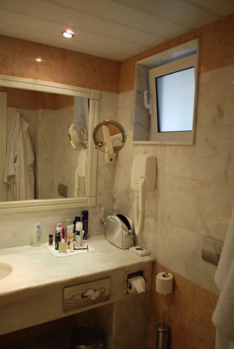 Bad im Zimmer 2414 mit Fenster Neptune Luxury Resort