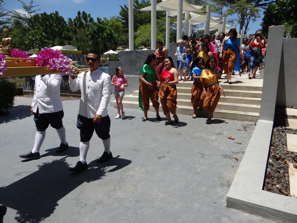 Umzug Songkranfest Dusit Thani Krabi Beach Resort