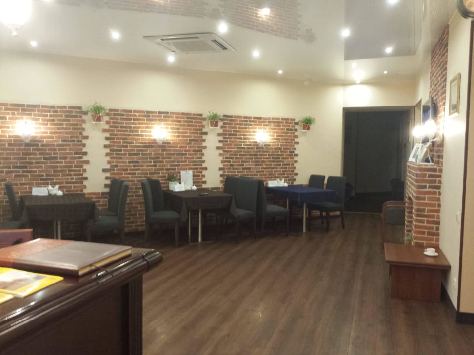 Blick ins Foyer, Rezeption + Frühstückstische Hotel Arkada