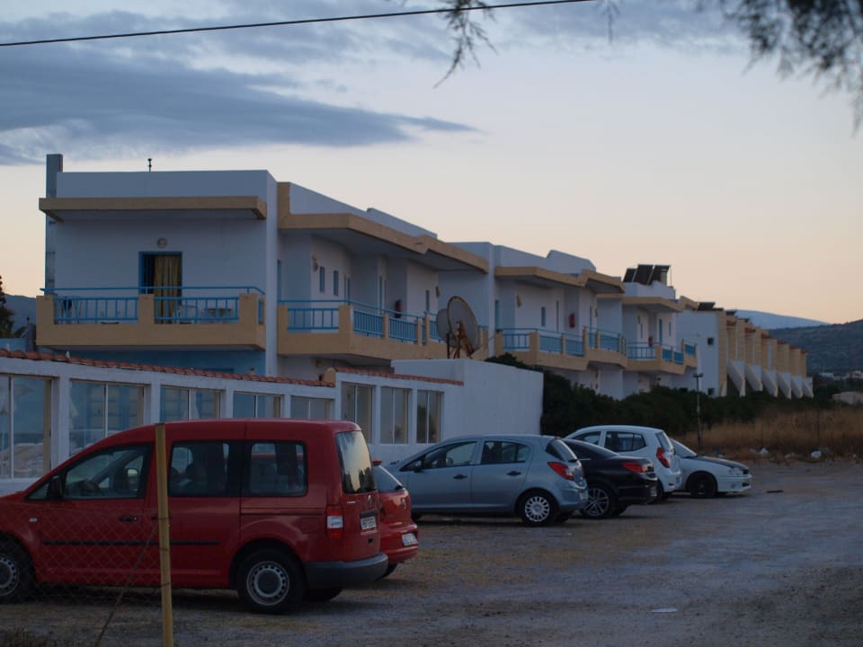 Hotel od strony parkingu Kasapakis Hotel & Apartments