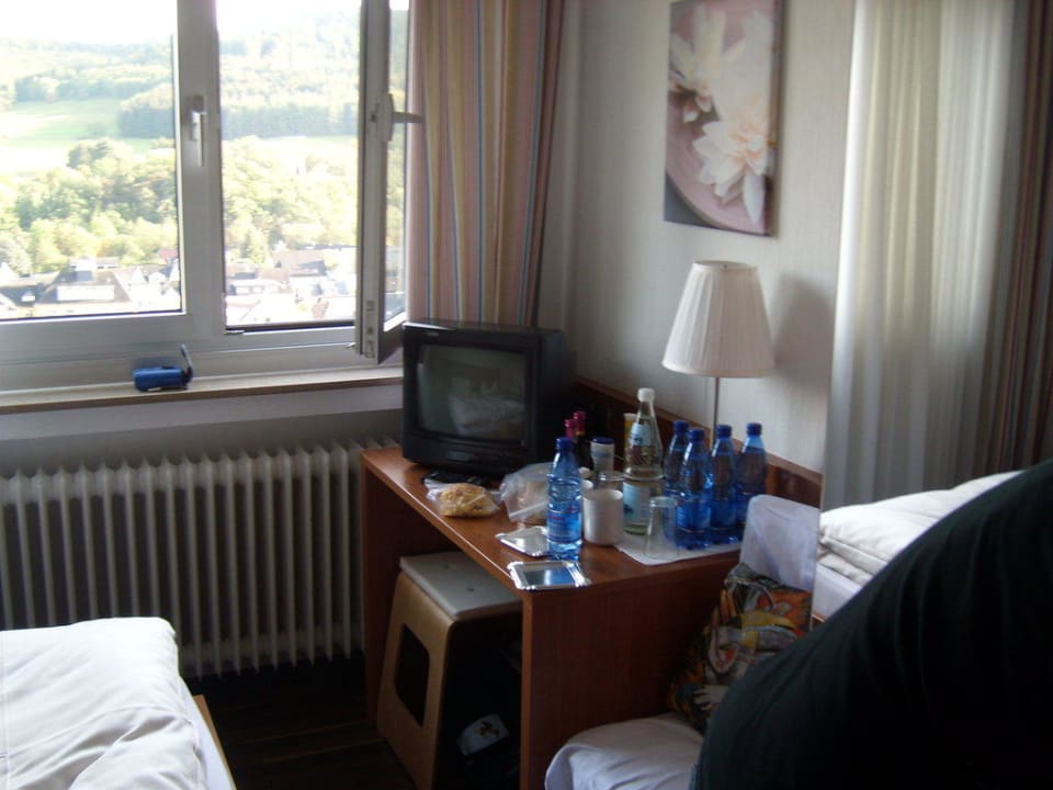 Tisch mit Fernseher Hotel Lahnblick