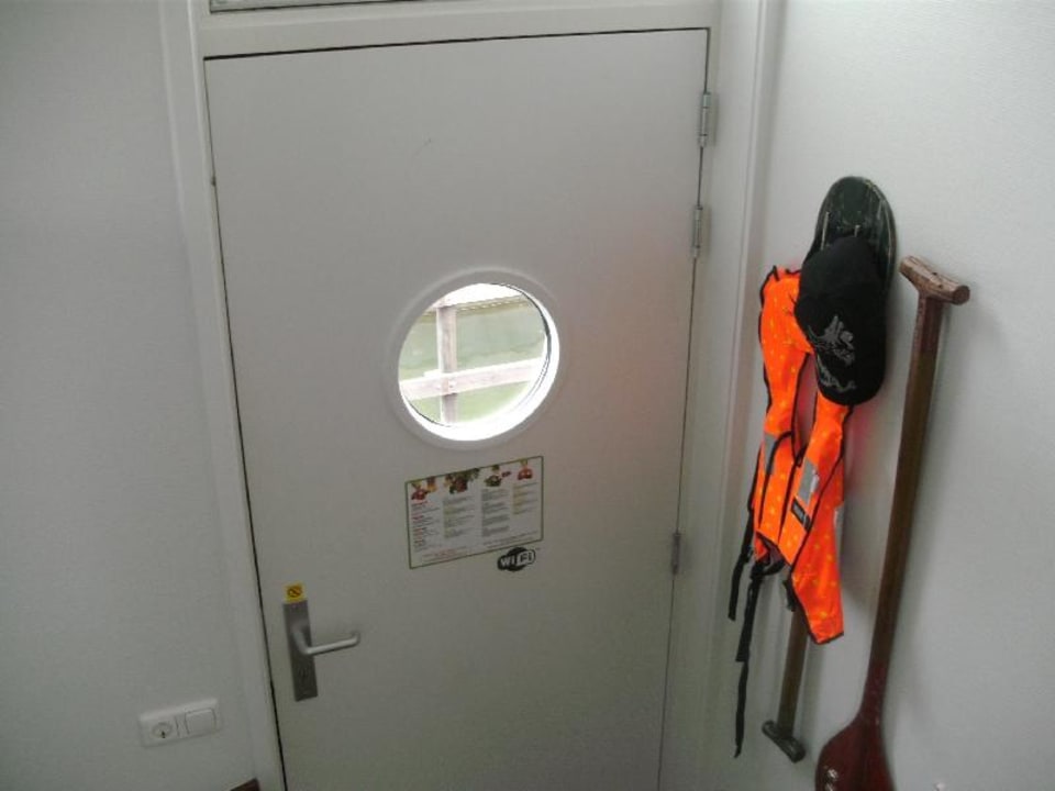 Schwimmwesten an der Eingangstüre Center Parcs De Kempervennen