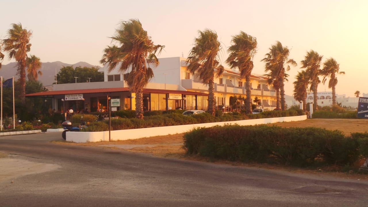 Hotel Costa Angela aus der Sicht der Busstation Costa Angela Seaside Resort