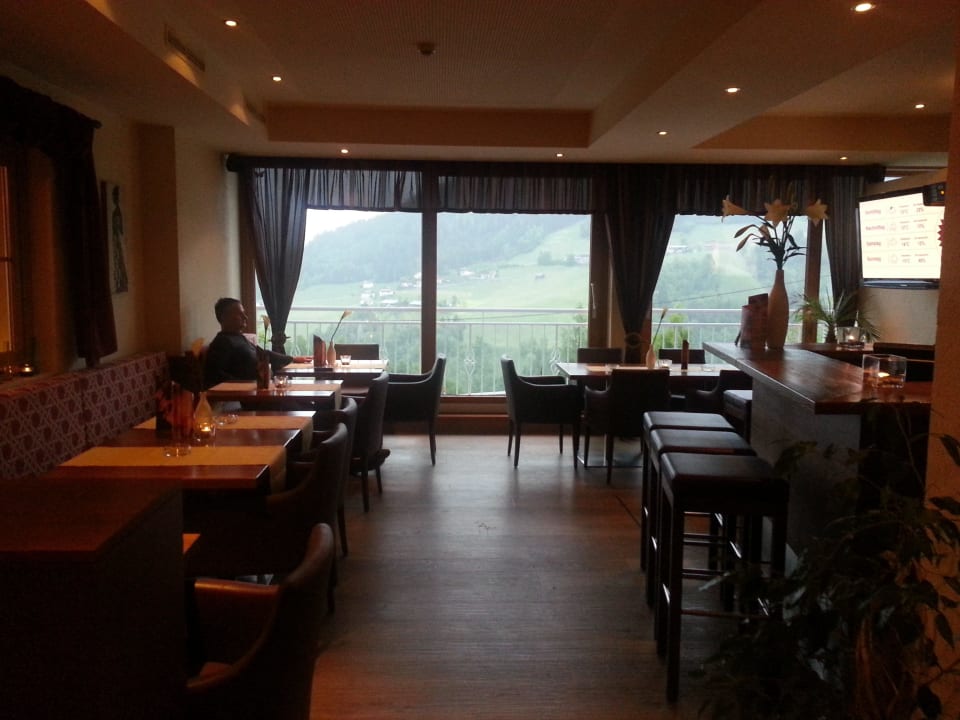 Sehr gemütliche Bar, leider rauchen erlaubt. Hotel Jörglerhof