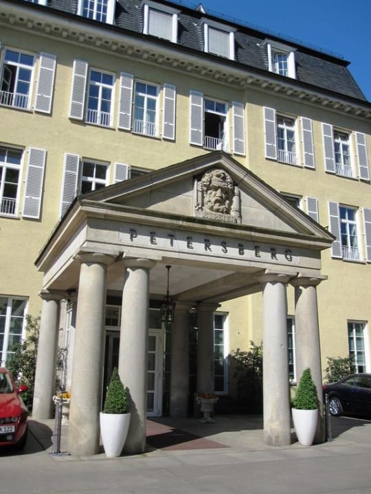 Hoteleingang Steigenberger Icon Grandhotel Petersberg