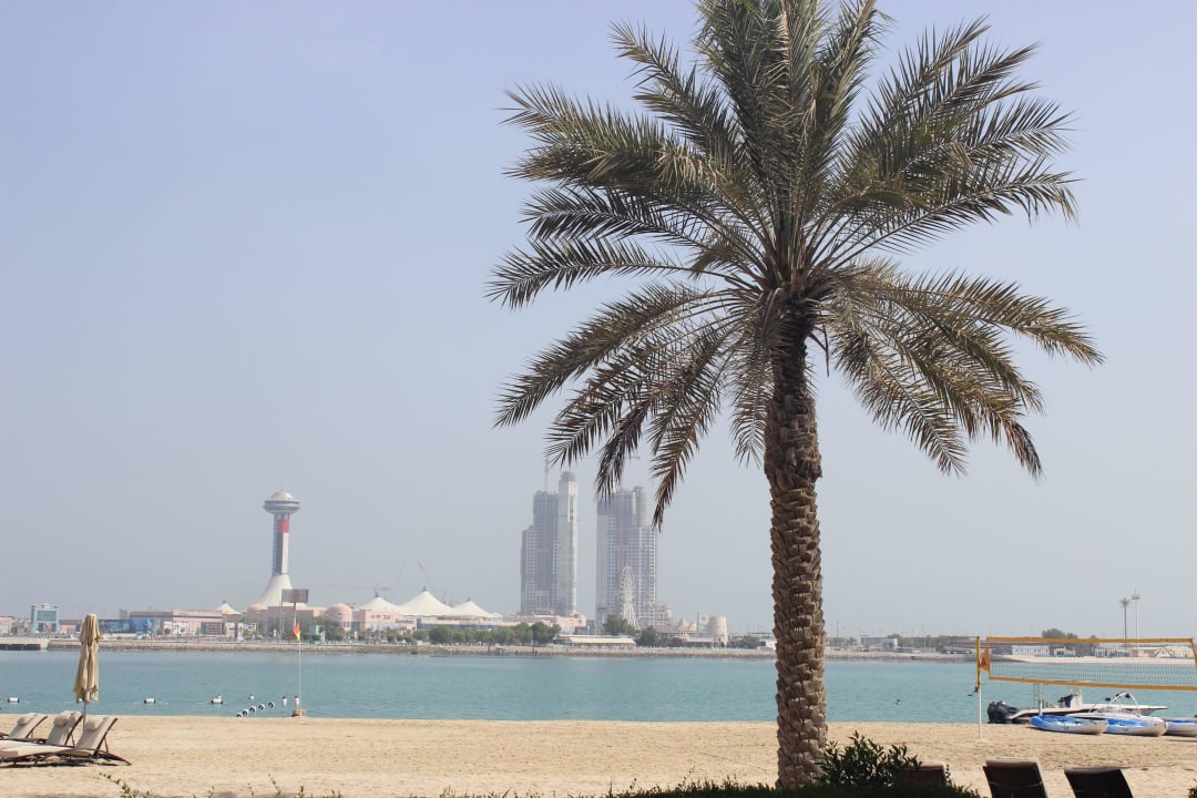 Das weiße Zeltdach ist die Marina Mal Radisson Blu Hotel & Resort Abu Dhabi Corniche