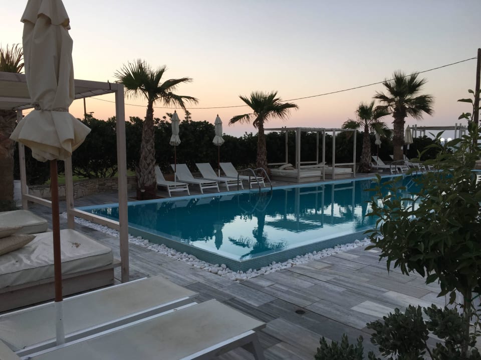 Ein kleiner der insgesamt drei Pools The Island Hotel