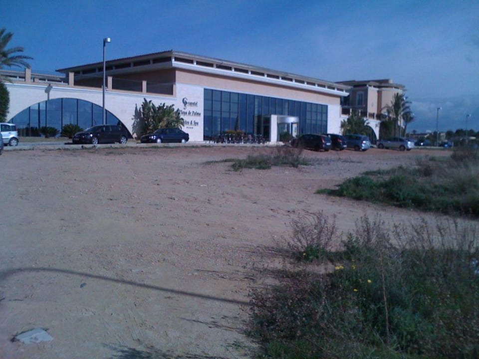 Blick vom Parkplatz zum Hoteleingang Grupotel Playa de Palma Suites & Spa