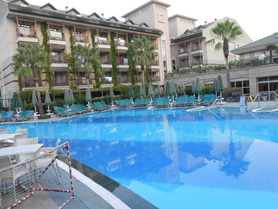 Pool mit Blick auf Hotel Can Garden Resort