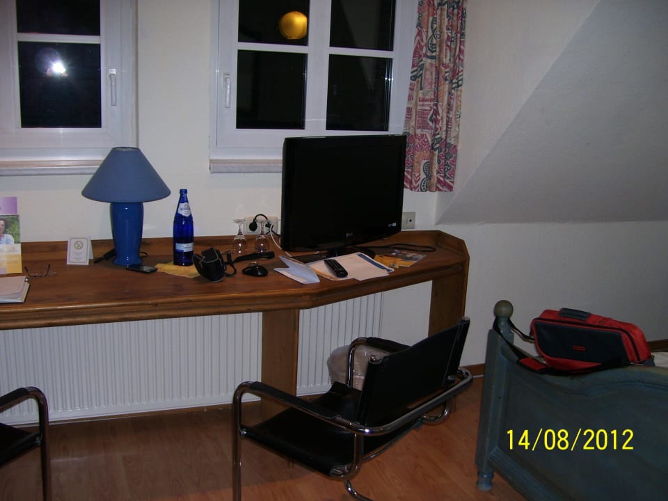 Schreibtisch mit Flachbildfernseher Hotel Zum Harzer
