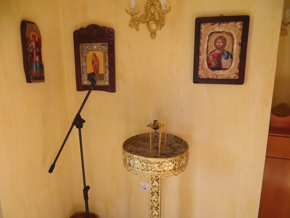 Die kleine Kirche auf dem Hotelgelände Anissa Beach & Village