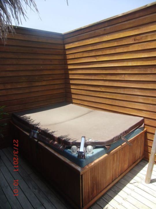 Jaccuzzi auf der Terrasse - von uns nicht genutzt Meeru Maldives Resort Island