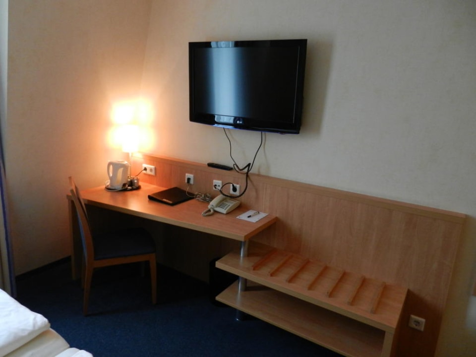 TV und Schreibtisch Hotel Oberhausen Neue Mitte affiliated by Meliá