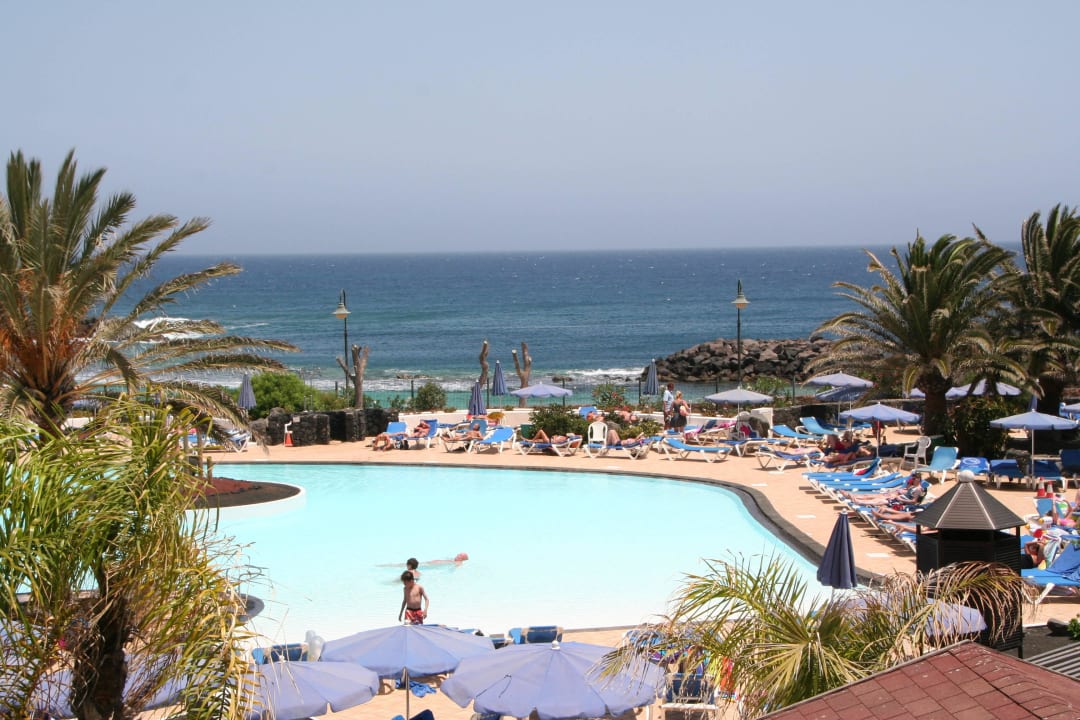 Blick vom Balkon aus auf Pool und Meer Hotel Grand Teguise Playa