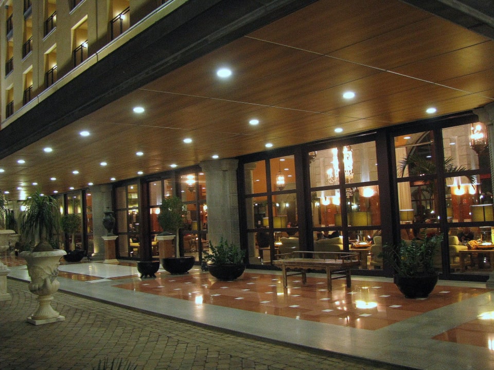 Hoteleingang am Abend Lopesan Costa Meloneras, Resort & Spa