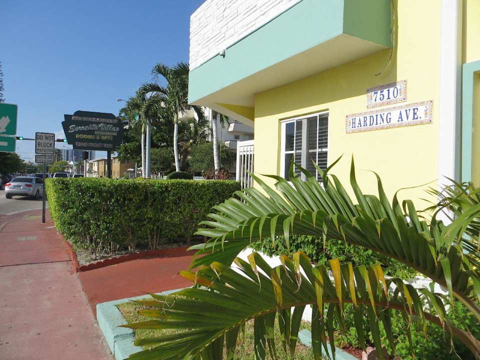 Sicht von Harding Ave. Apartments Sorrento Villas