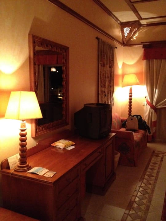 Schreibtisch mit älterem TV The Grand Resort