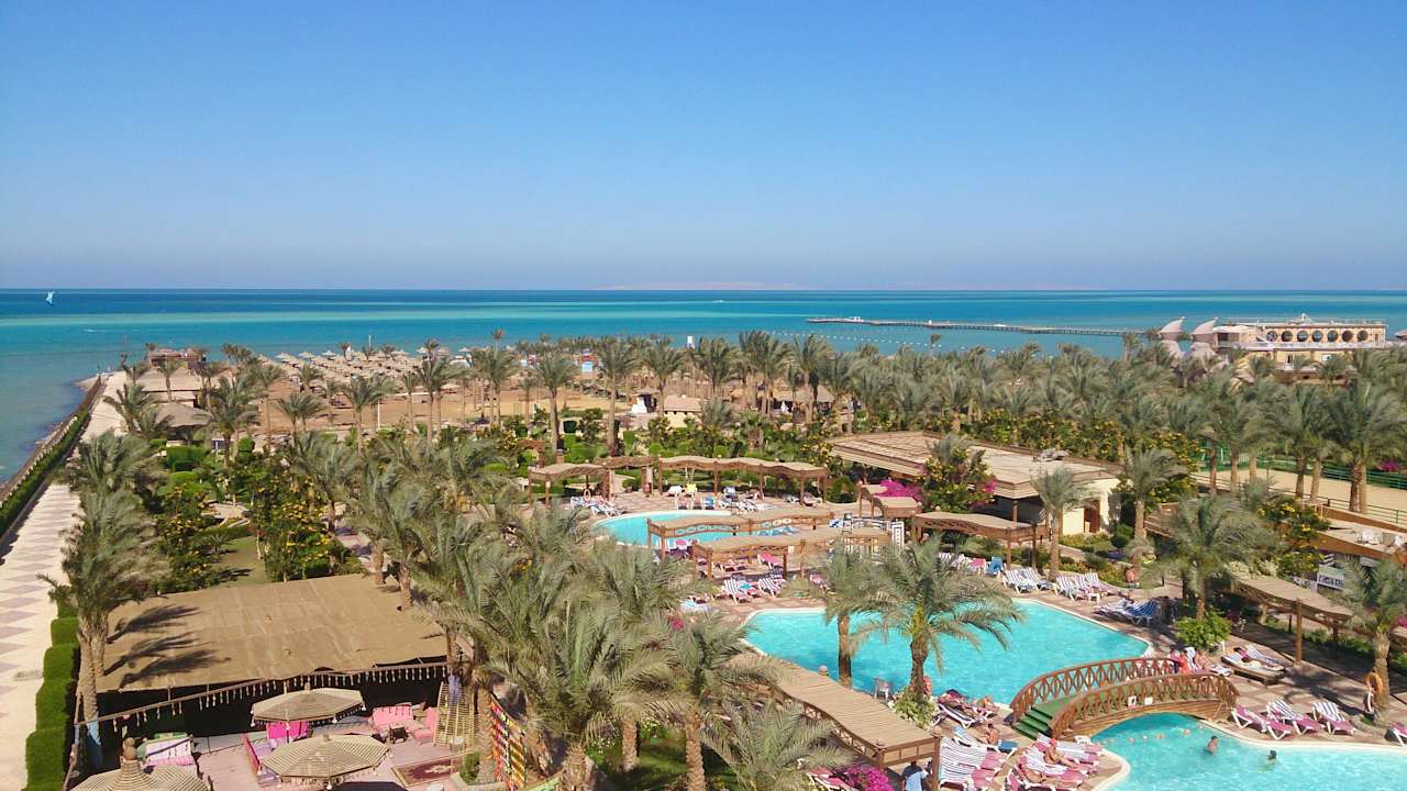 Вид из корпуса на приотельную зону Riviera Aqua Park Resort