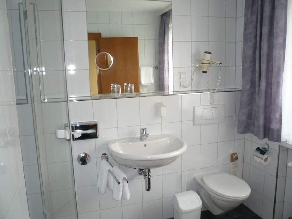 Badezimmer mit kleiner Dusche Hotel Krone