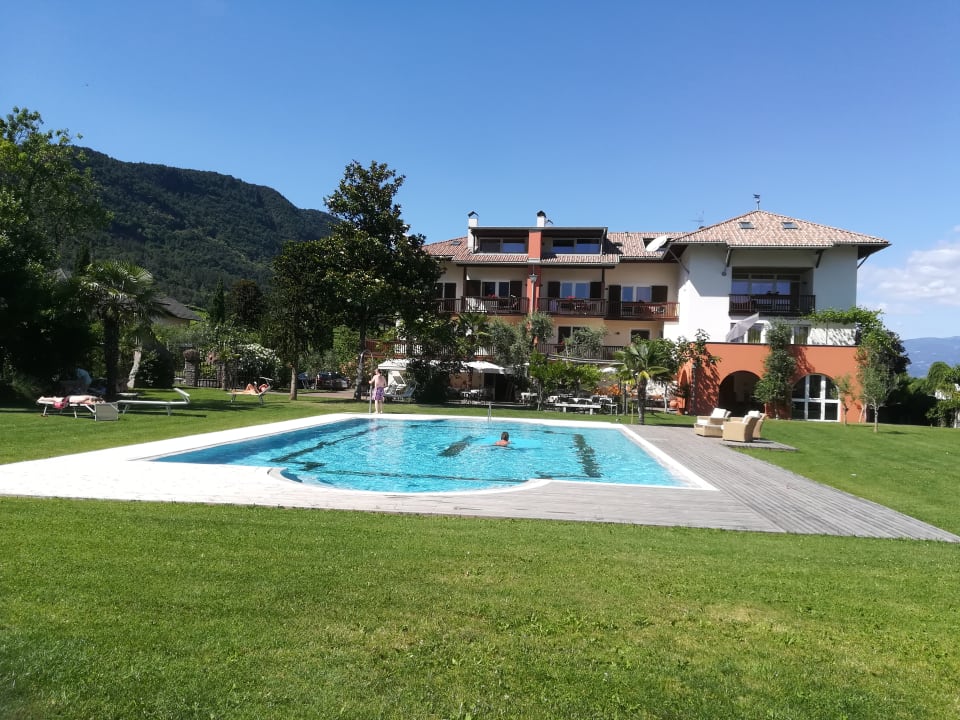 Pool Weingut Klosterhof Garni-Hotel