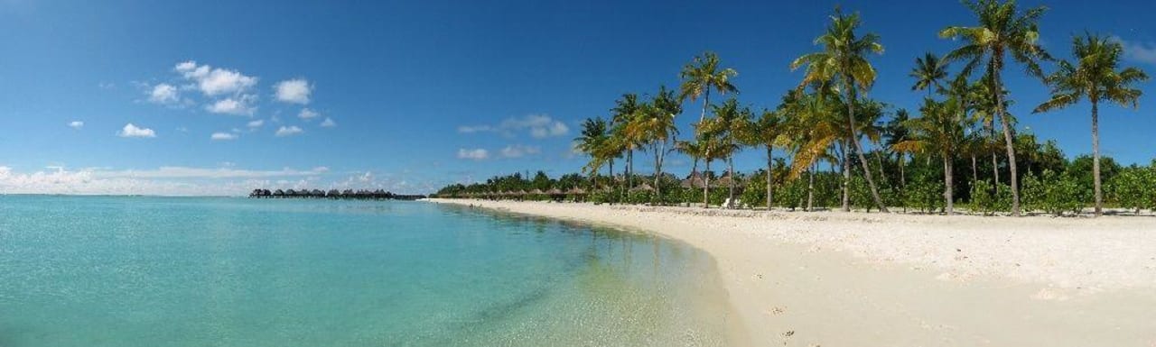 Strand auf der "flachen" Seite Sun Siyam Olhuveli